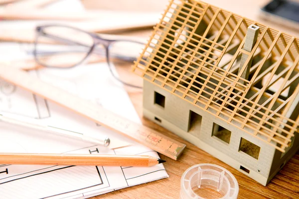 Huis miniatuur in aanbouw op een architect Bureau — Stockfoto