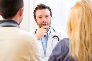 Genç çekici doktor hastaların genç bir çift danışmanlık