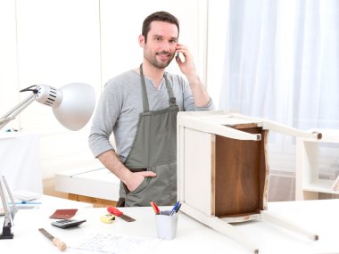 Genç çekici marangoz atölyesinde çalışan