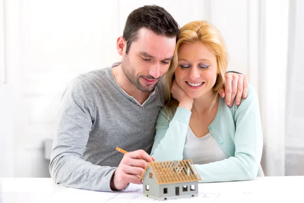 Young attractive 30s couple making home project — Stock Photo, Image