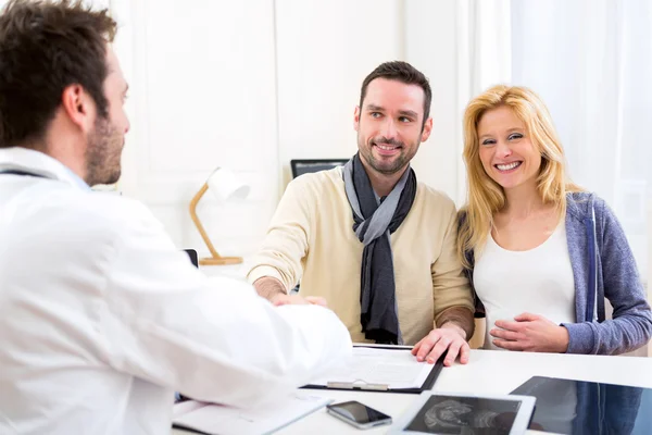 Junge attraktive Futur Papa Händeschütteln mit dem Arzt — Stockfoto