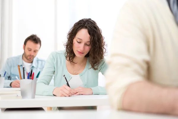 Jeune étudiant attrayant prenant des examens — Photo