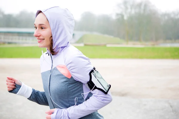 Junge attraktive Frau läuft durch den Park — Stockfoto