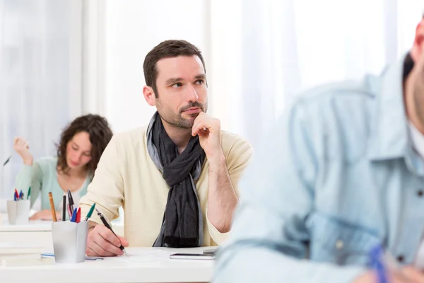 Jeune homme attrayant prenant examen concurrentiel — Photo