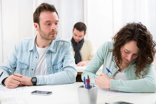 Mitschüler versucht, seinen Nachbarn zu betrügen — Stockfoto