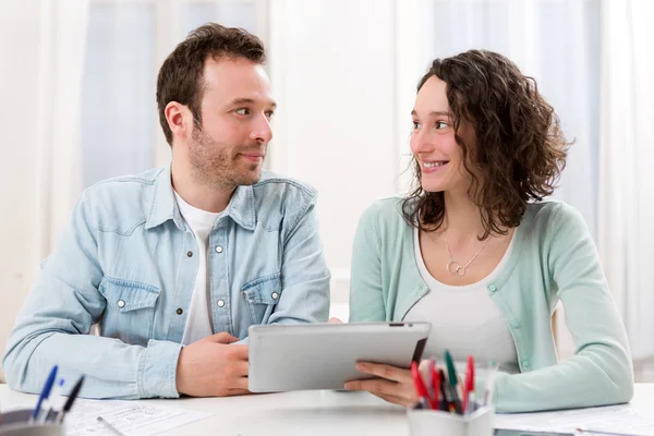 Two attractives students working together — Stock Photo, Image