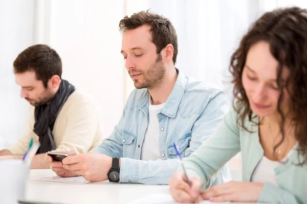 Jonge aantrekkelijke student tijdens lessen — Stockfoto