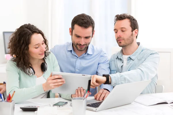 Zwei Praktikanten, die gemeinsam mit ihrem Kursleiter arbeiten — Stockfoto