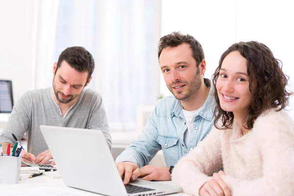 Students working together on a report — Stock Photo, Image