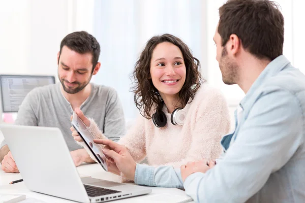 Studenten werken samen aan een rapport — Stockfoto