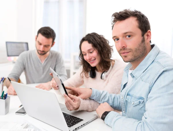 Studenten arbeiten gemeinsam an einem Bericht — Stockfoto