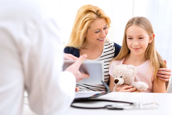 Meisje bij de arts met haar moeder — Stockfoto