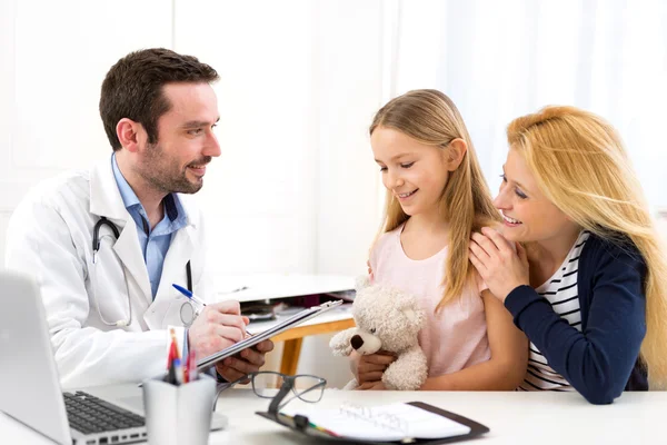 Menina no médico com a mãe — Fotografia de Stock