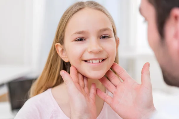 Giovane bambina esaminata da un medico — Foto Stock