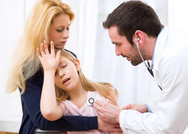 Médico ouvindo batimentos cardíacos de menina — Fotografia de Stock