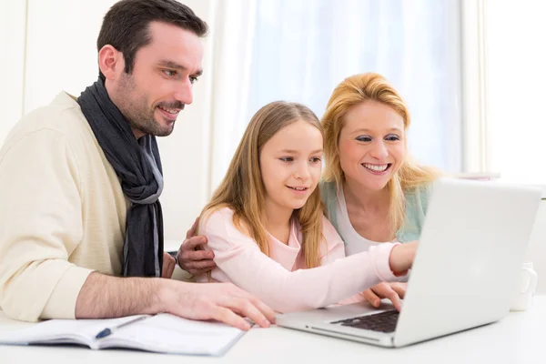 Boldog család előtt egy laptop — Stock Fotó