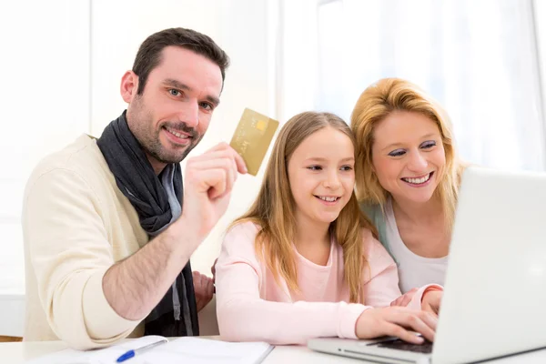 Happy family in front of a laptop — Stock Photo, Image