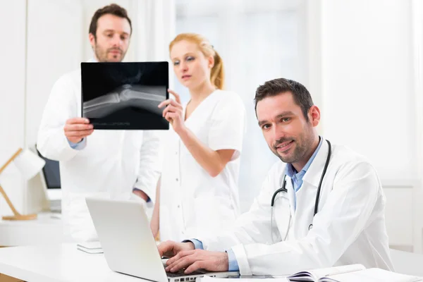 Equipe médica que trabalha no hospital — Fotografia de Stock