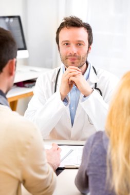 Genç çekici doktor hastaların genç bir çift danışmanlık