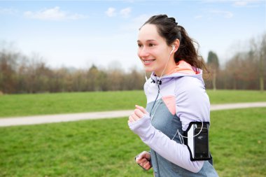 Parkta çalışan genç çekici kadın