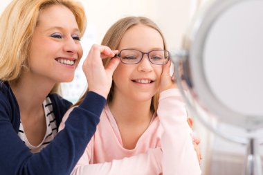 Gözlük w gözlükçü, annesi çalışan genç kız