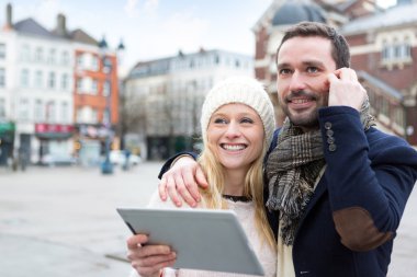 İnsanlar tarafından tablet yardımcı kenti ziyaret tatil günleri