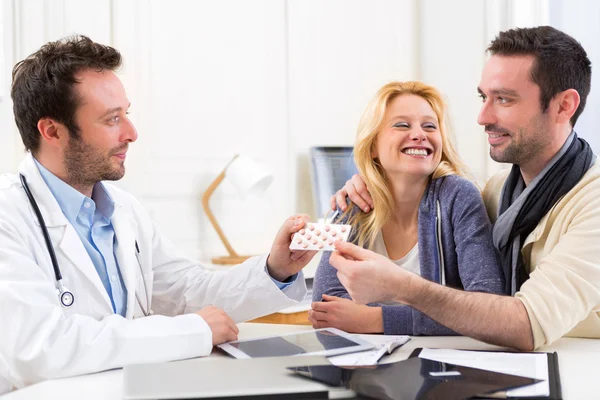 Läkare ger piller till par patienten — Stockfoto