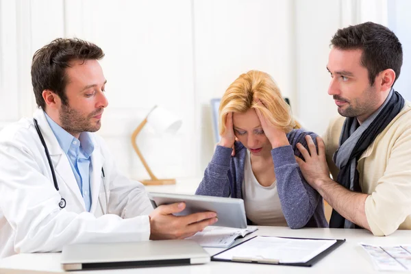 Man goes with his girlfriend on her visits to the doctor — Stock Photo, Image