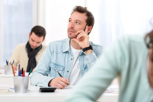 Junger attraktiver Mann macht Prüfungen — Stockfoto