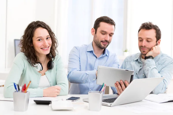 Zwei Praktikanten, die gemeinsam mit ihrem Kursleiter arbeiten — Stockfoto