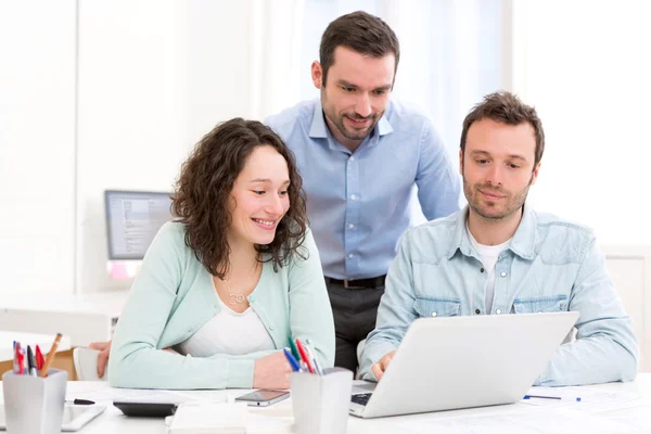 Zwei Praktikanten, die gemeinsam mit ihrem Kursleiter arbeiten — Stockfoto