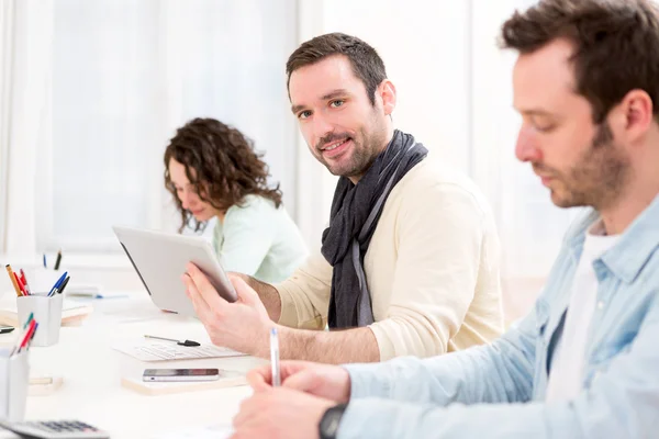 Junge attraktive Schüler während des Unterrichts — Stockfoto