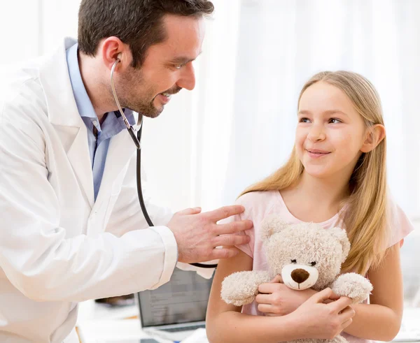 Doctor listening heart beatment of little girl — Stock Photo, Image