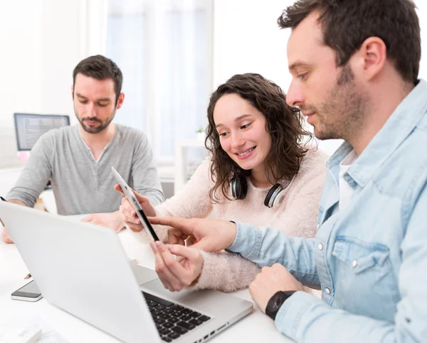 Students working together on a report — Stock Photo, Image