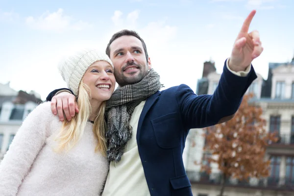 Young attractive couple on holidays in city — Stock Photo, Image