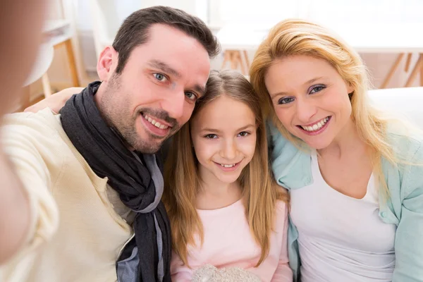 Szczęśliwą rodzinę w kanapie przy selfie — Zdjęcie stockowe