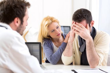 Kadın ile erkek arkadaşı onu ziyaret doktora devam ediyor