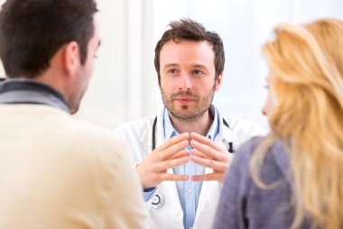 Genç çekici doktor hastaların genç bir çift danışmanlık