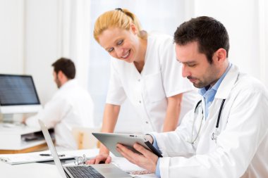 Doktor ve birlikte hastanede çalışan bir asistan