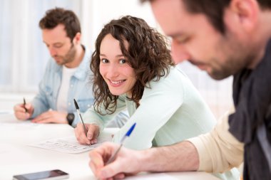 Sınıflar sırasında genç çekici öğrenci