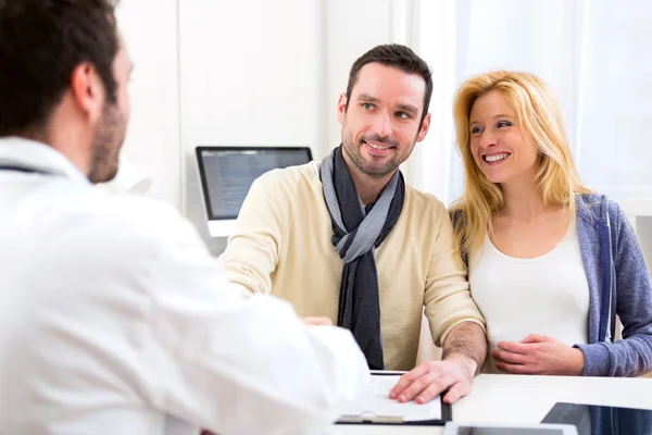 Junge attraktive Futur Papa Händeschütteln mit dem Arzt — Stockfoto