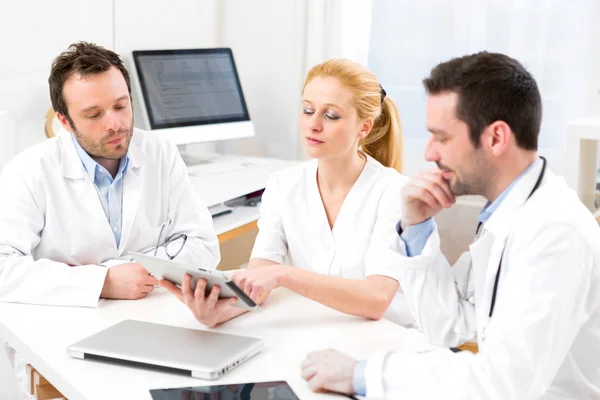 Medisch team werken in het ziekenhuis — Stockfoto