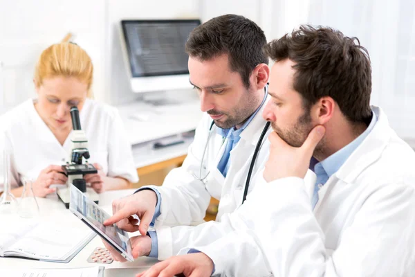 Team di scienziati che lavorano insieme al laboratorio — Foto Stock