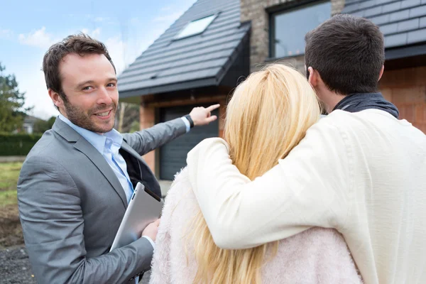 Real estate agent shows details to customers — Stock Photo, Image