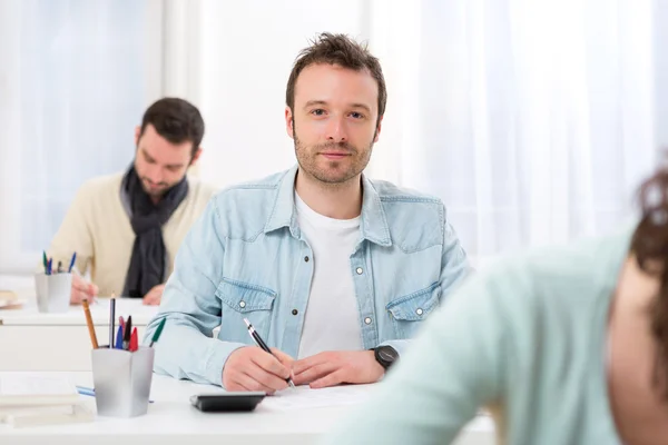 Junger attraktiver Mann macht Prüfungen — Stockfoto