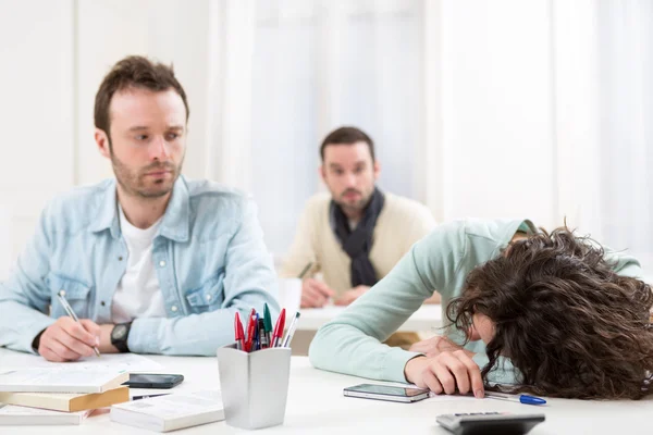 Jeune étudiant épuisé pendant les cours — Photo