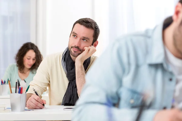 Junger attraktiver Mann, der wettbewerbsfähige Prüfung ablegt — Stockfoto