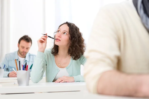 Junge attraktive Studenten, die Prüfungen ablegen — Stockfoto