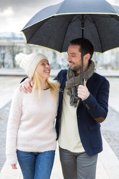 Портрет молодой пары в праздничные дни под дождем — стоковое фото