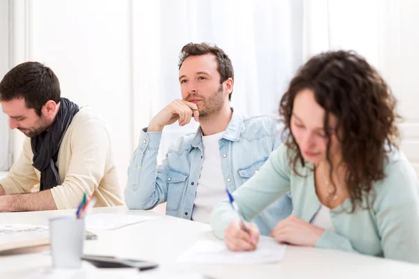 Junge attraktive Schüler während des Unterrichts — Stockfoto